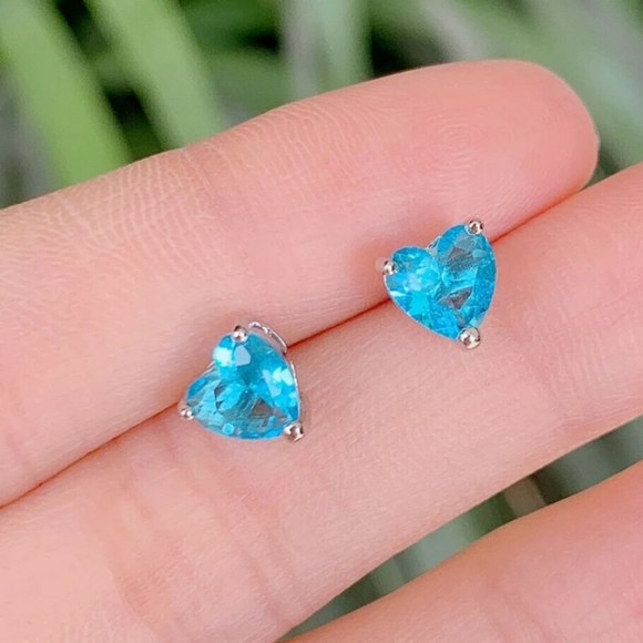 🎀14k White Gold Aquamarine Heart Studs - Picture 3 of 5